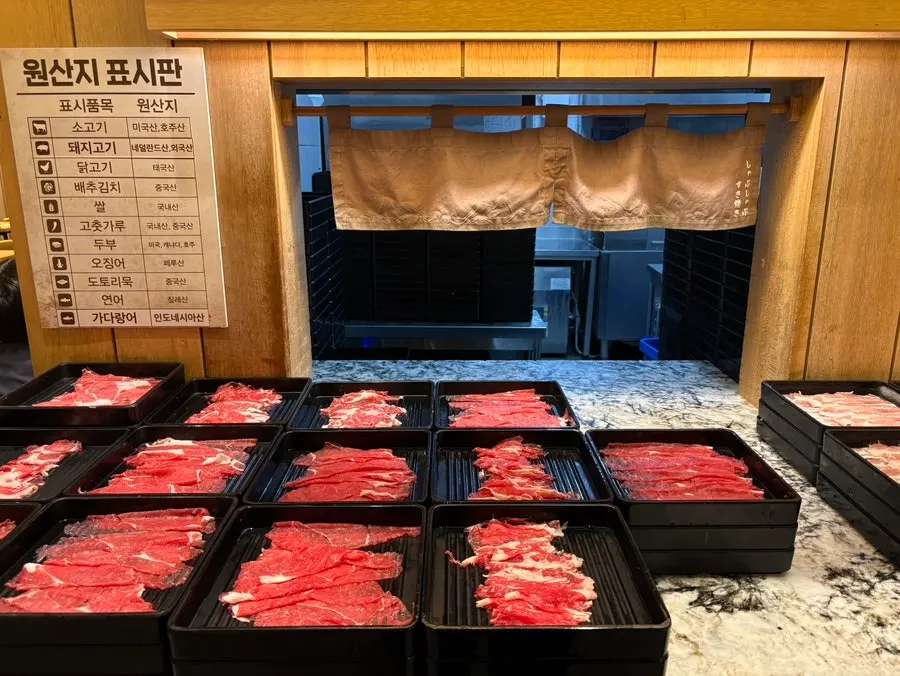 Unlimited shabu-shabu meat brought from the self-bar
