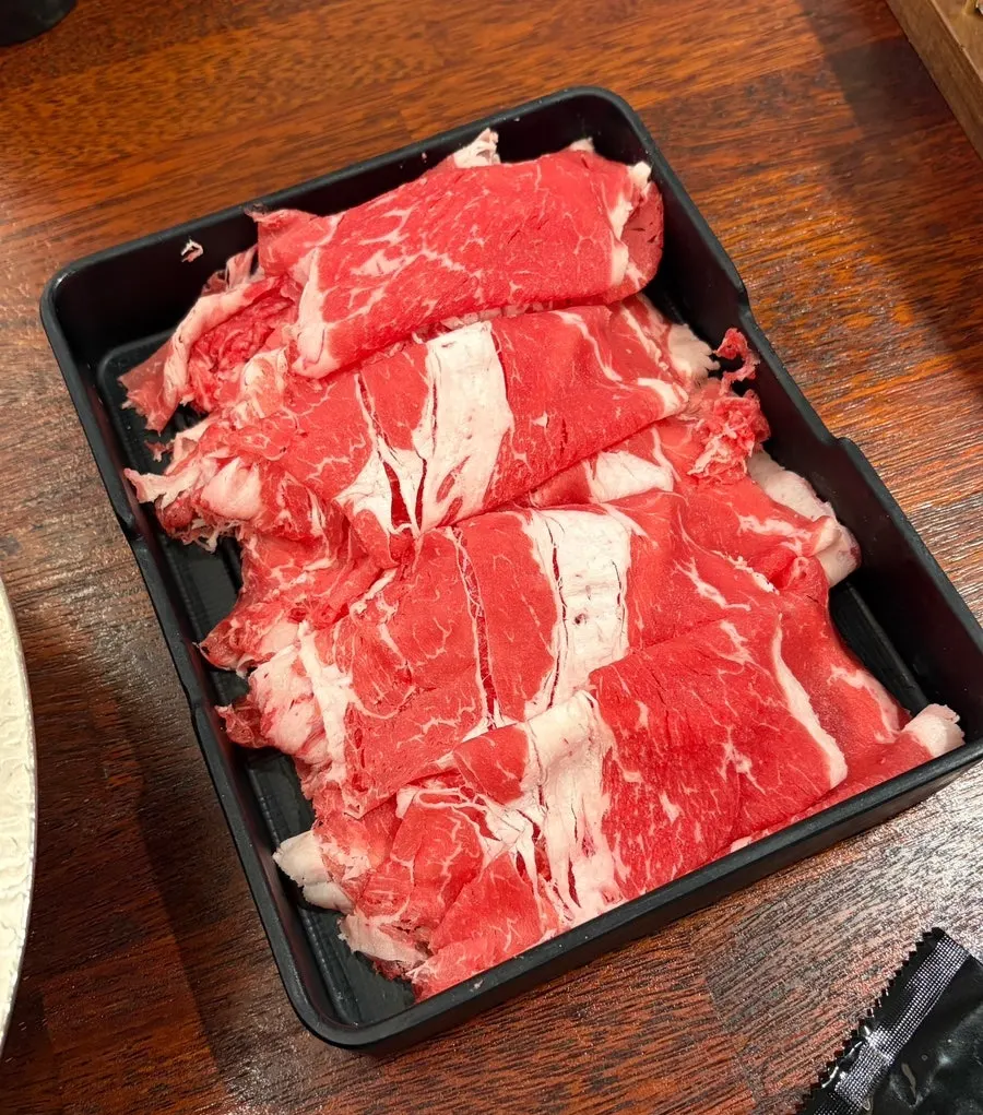 샤브샤브 맑은 육수와 채소 접시