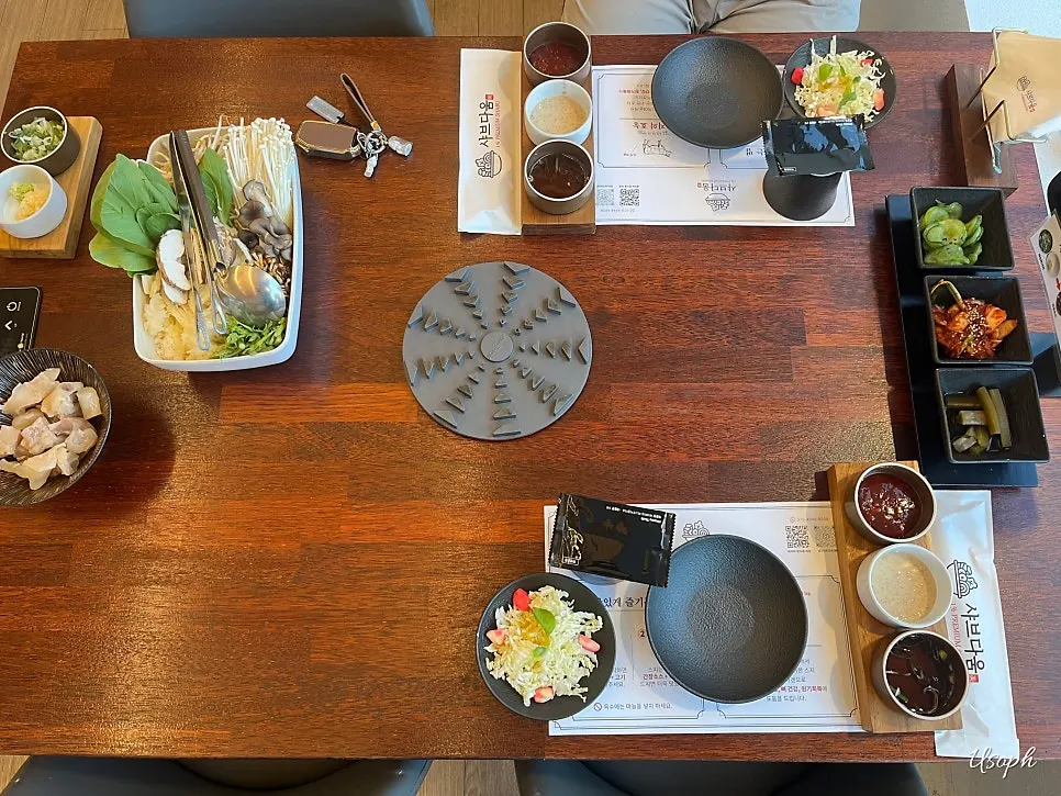 예약 시간에 맞춰 준비된 기본 테이블 셋팅