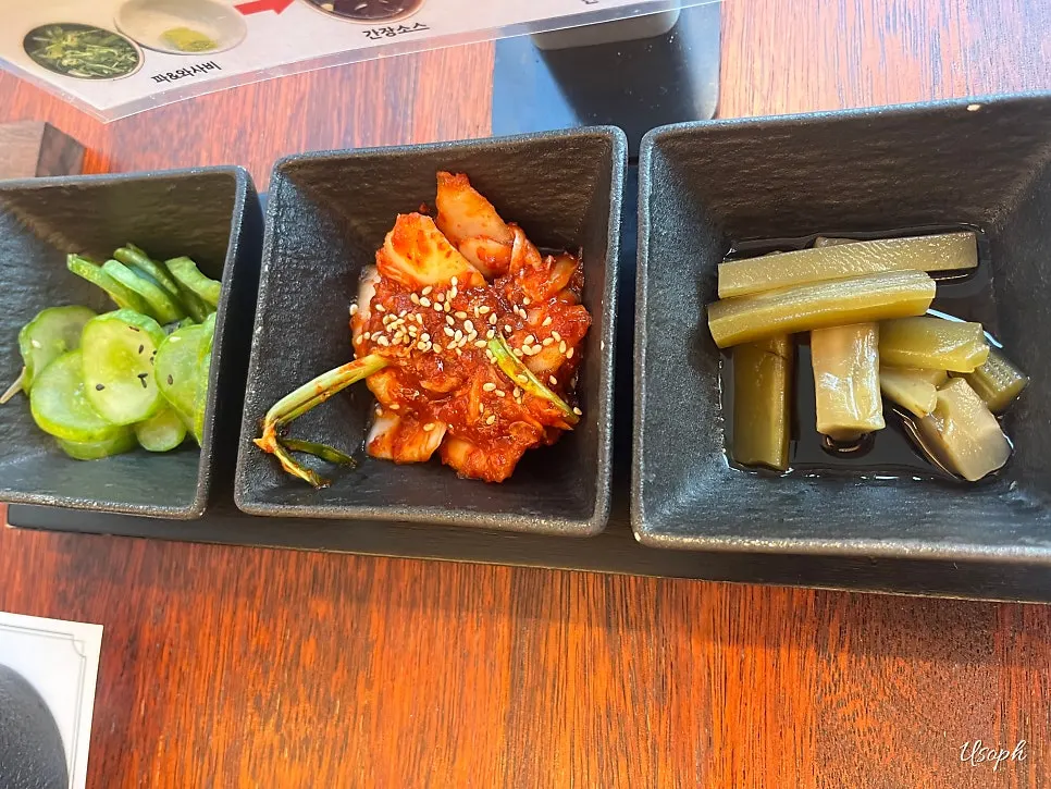 정갈하게 담긴 기본 반찬 세 가지
