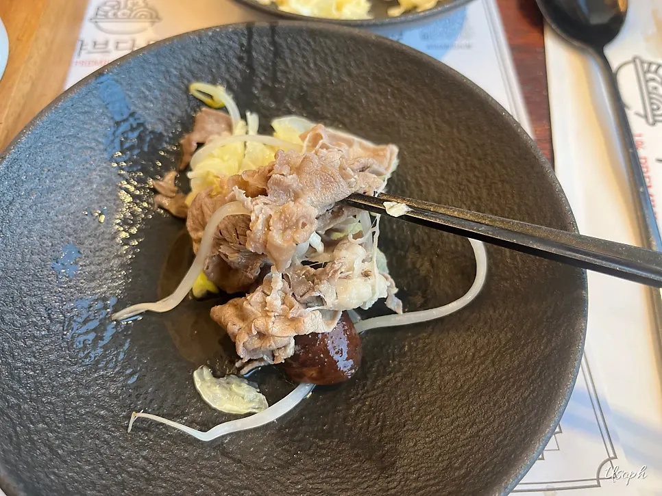 끓는 육수에 데친 샤브샤브 고기