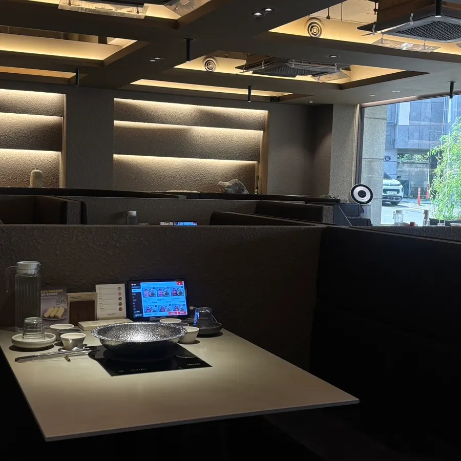 The fully packed dining room of Shabu in Seoul Yongsan Main Branch at weekday lunch