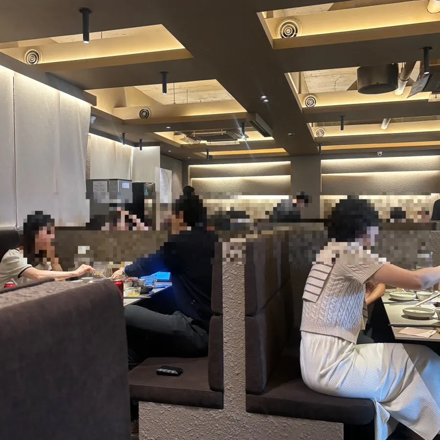 Shabu-shabu table seating with partitions