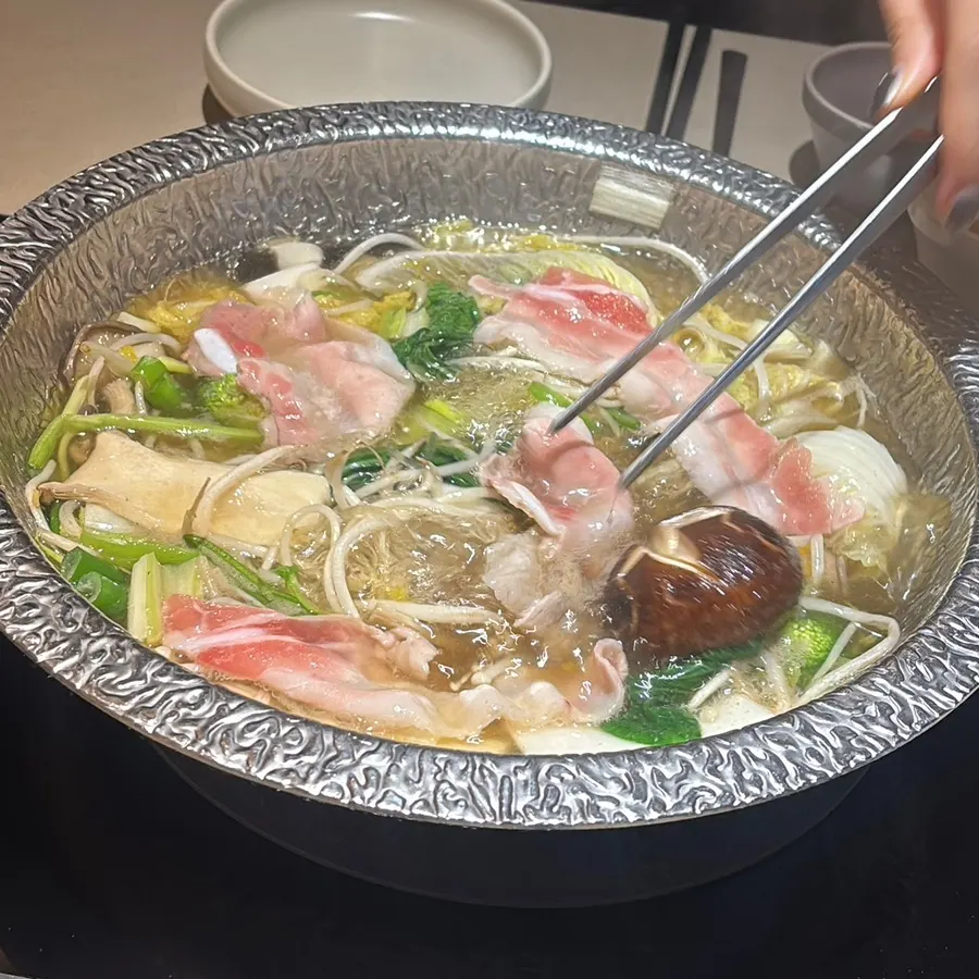 Cooking black pork in the clear mushroom broth