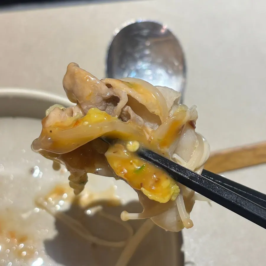 Black pork shabu-shabu dipped in the mixed sauce