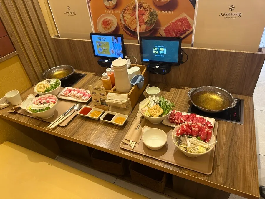 테이블에 설치된 1인 1냄비 인덕션