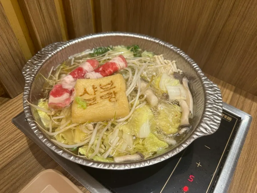소스에 찍어 먹는 샤브샤브 고기