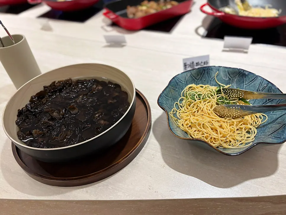 Noodles displayed at the self-serve bar