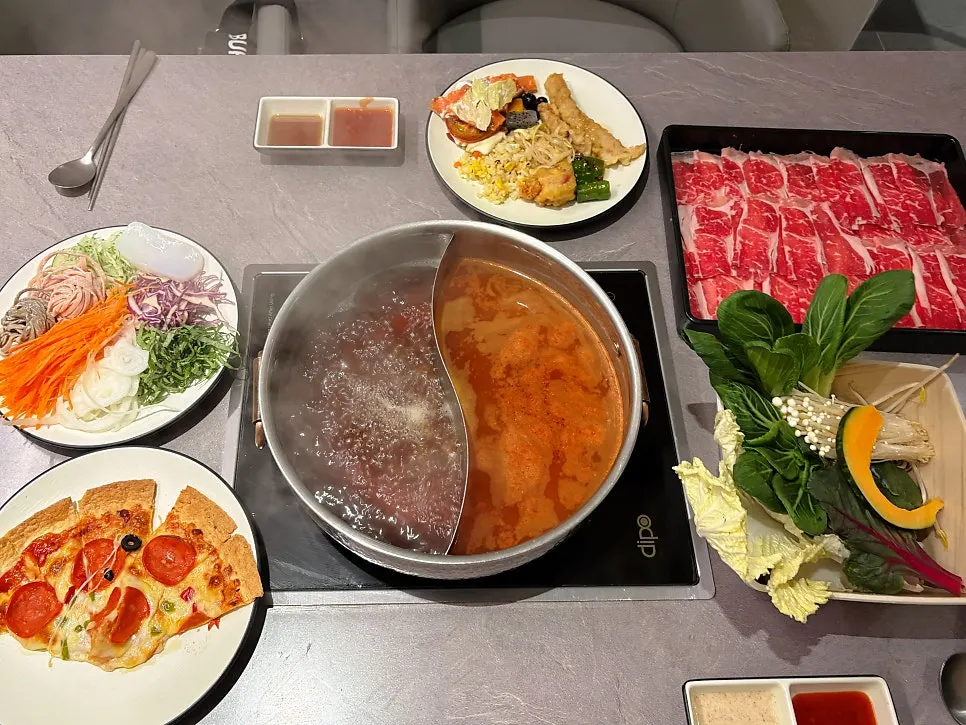 Pot with half plain, half spicy broth