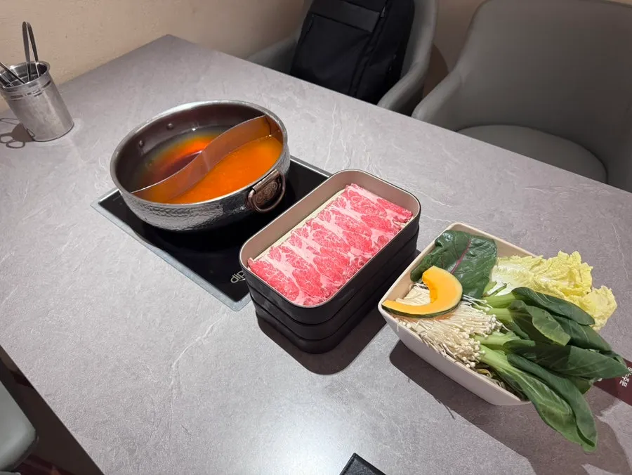 A pot split into two flavors of half-and-half broth