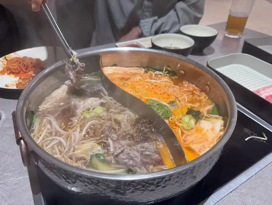Blanching meat in the boiling broth