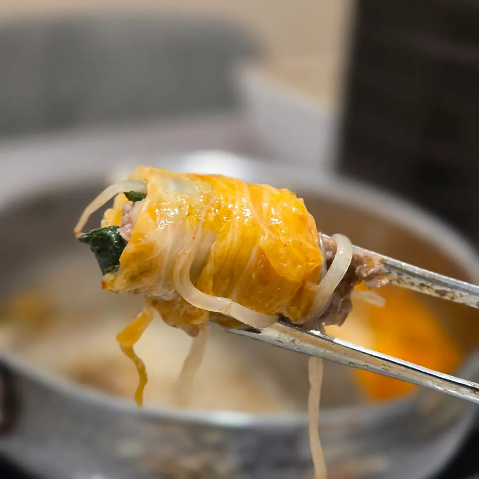 One-bite wrap of napa cabbage with beef and bean sprouts