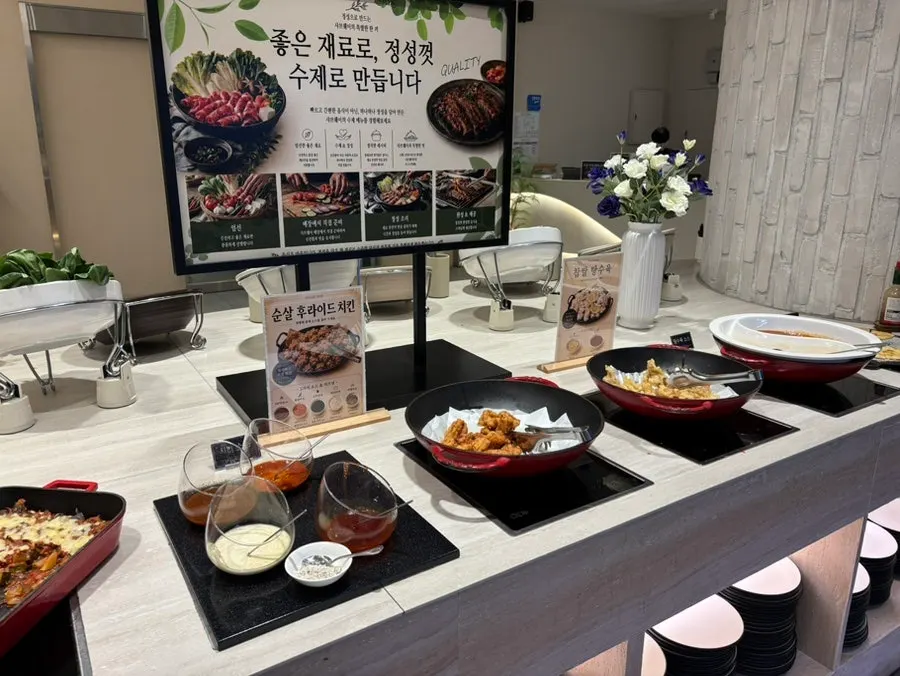 샤브샤브 냄비가 놓인 테이블 세팅