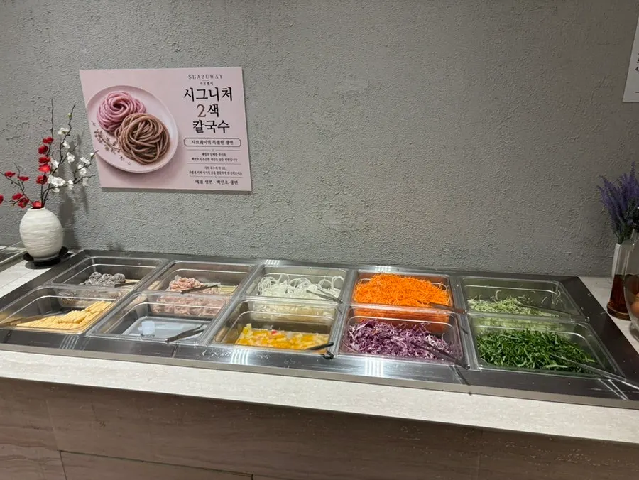 셀프바에 진열된 여러 종류의 고기