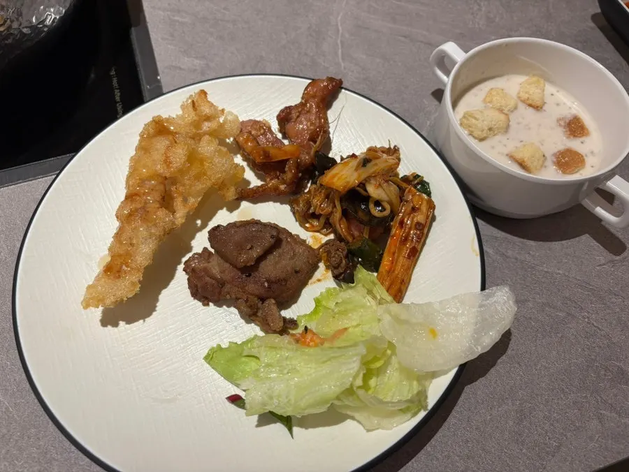 반반 육수 냄비에 넣은 채소와 프라임 목심