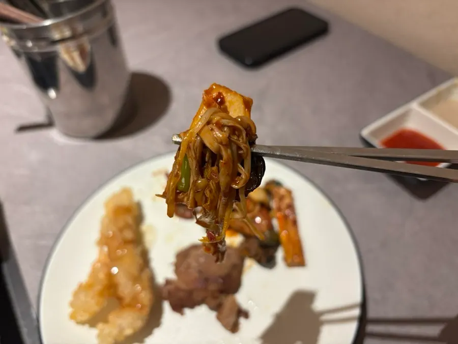 황금표고육수와 매운 육수 반반 냄비