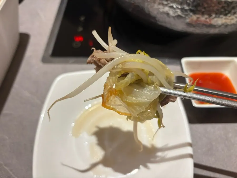 셀프바에서 가져온 찹쌀탕수육과 마라샹궈 접시