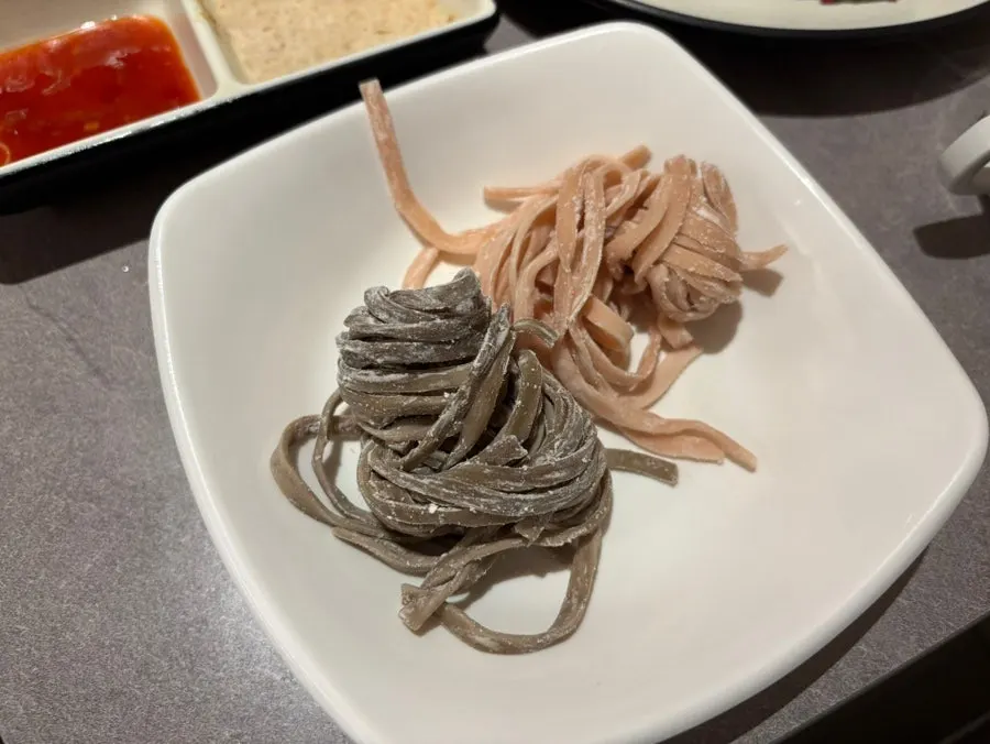 익은 고기와 채소를 건져 담은 그릇
