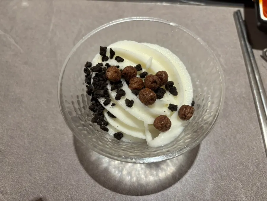 토핑을 얹은 우유 아이스크림 디저트