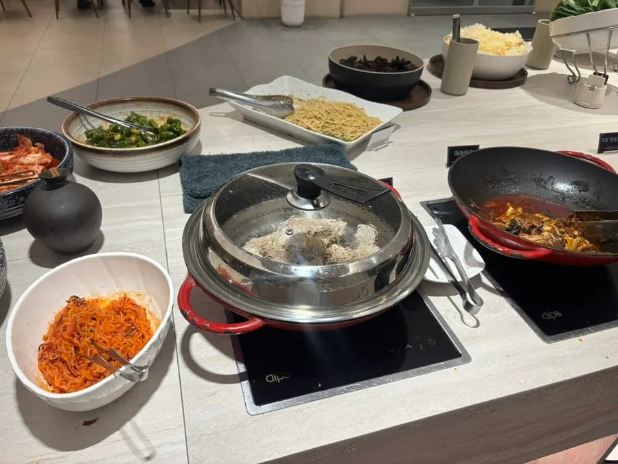 치킨과 탕수육이 있는 핫푸드 코너