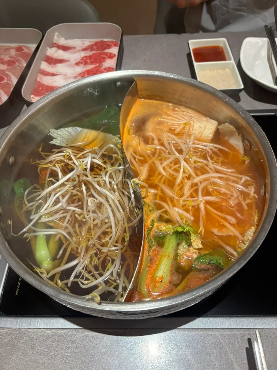 세 종류 고기와 반반 육수 세팅된 테이블