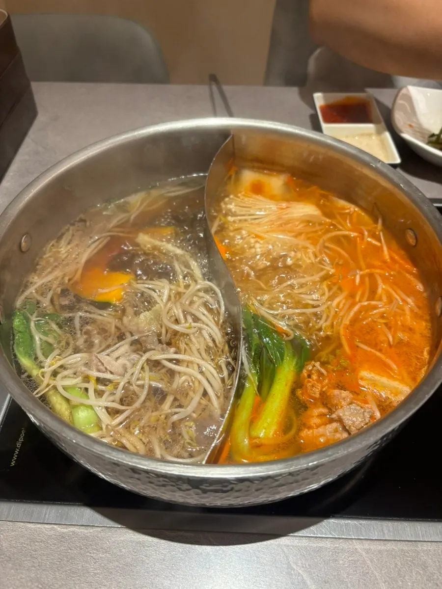 끓는 버섯육수와 얼큰육수 반반 냄비