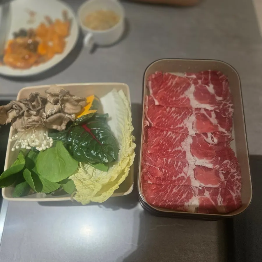 테이블에 세팅된 샤브샤브 육수 냄비