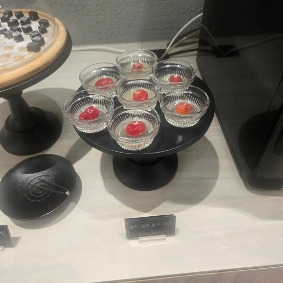 수제로 준비된 샐러드바 사이드 요리