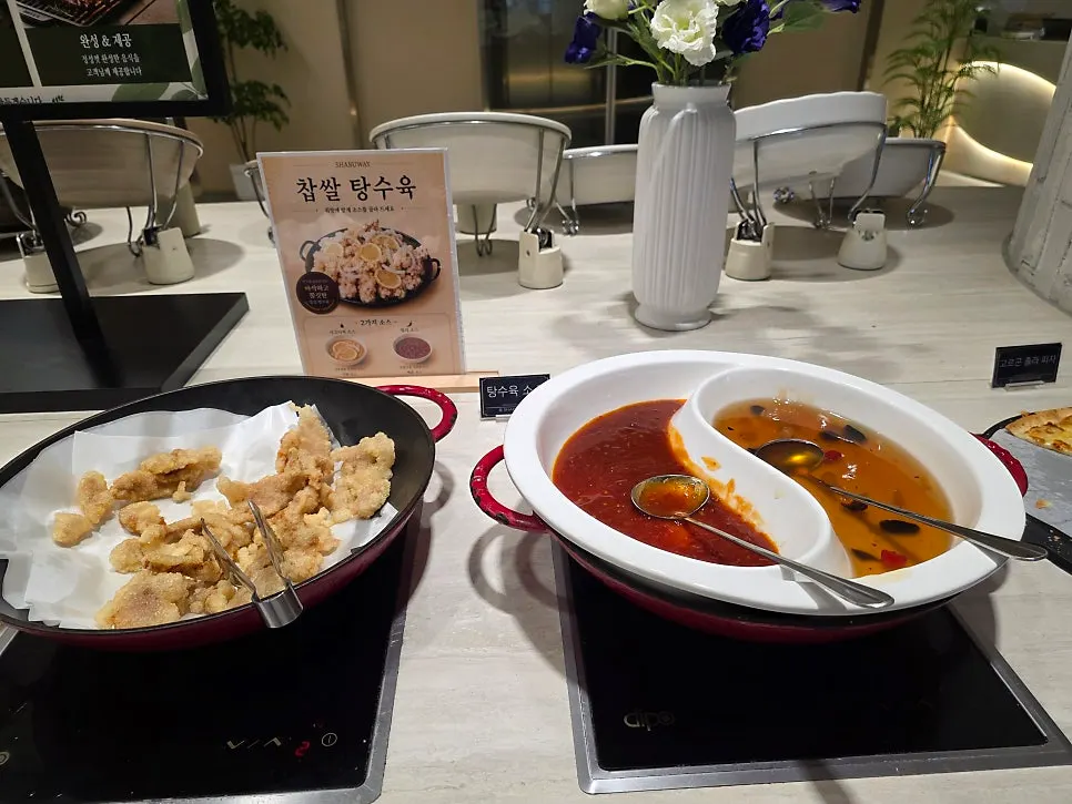 샐러드바에 진열된 샤브샤브용 야채와 버섯
