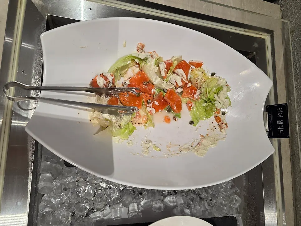 접시에 담아 온 샐러드바 음식