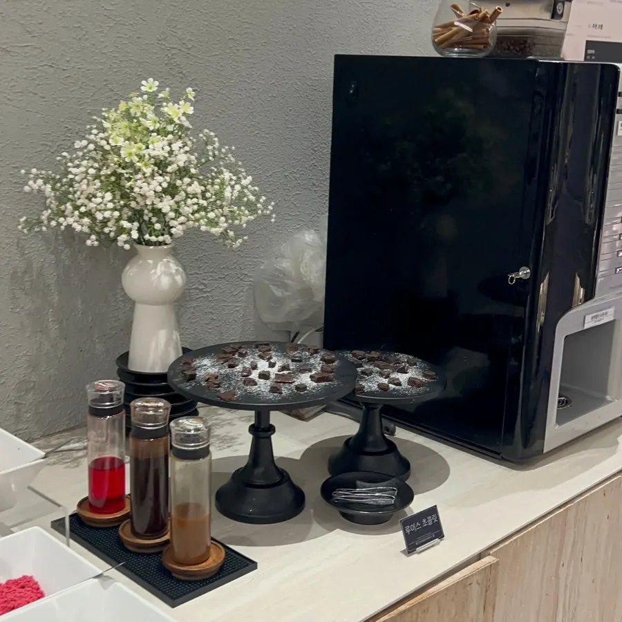 Self-service corner for scooping ice cream