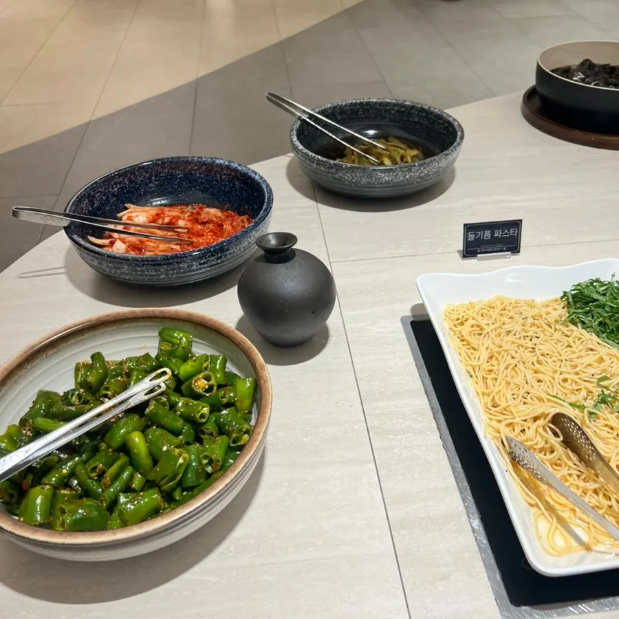 Fresh spring rolls and self-serve porridge corner