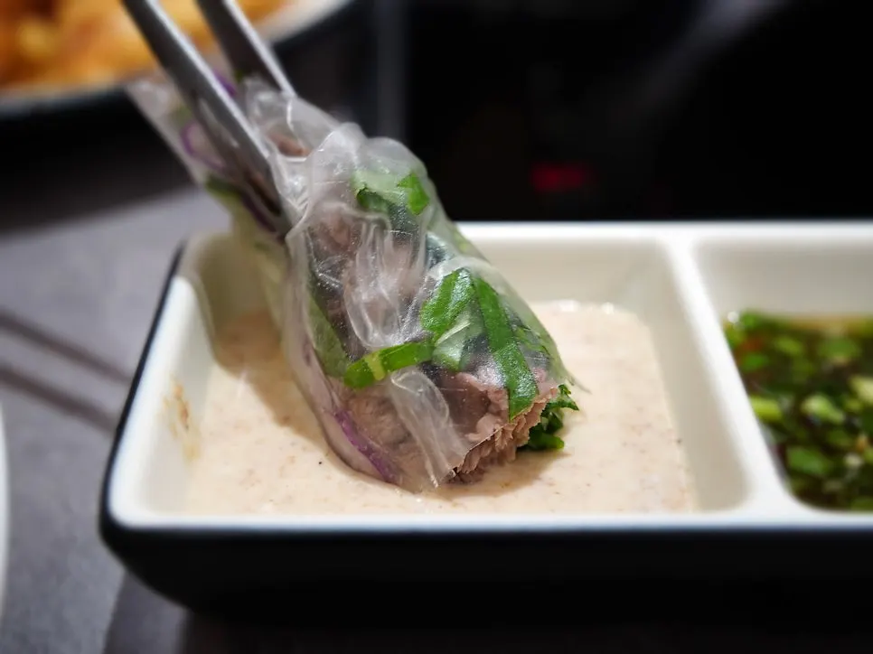Rice paper wrap filled with meat and vegetables