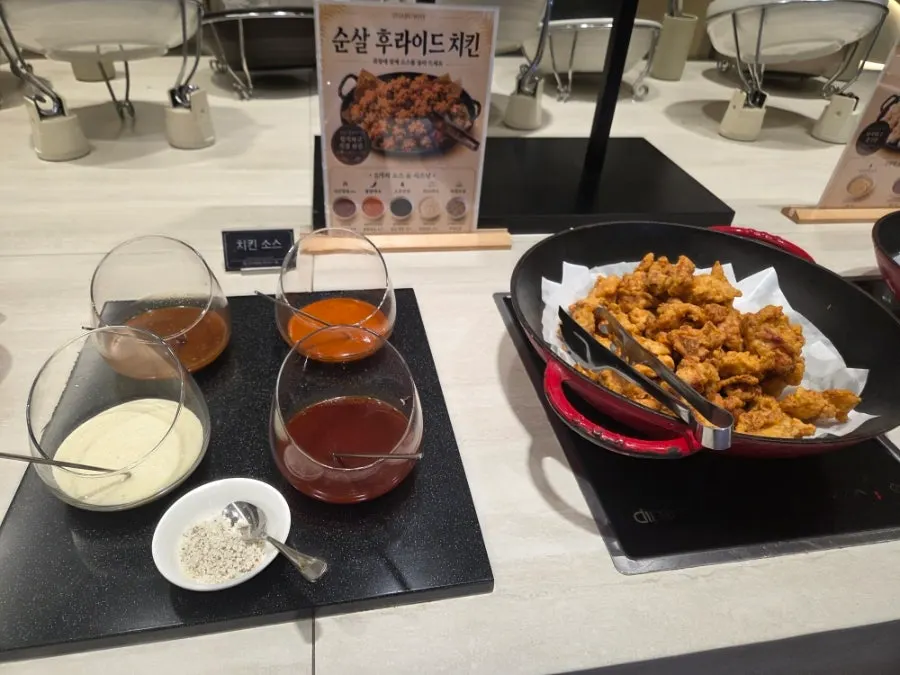 다양한 사이드 음식이 세팅된 코너
