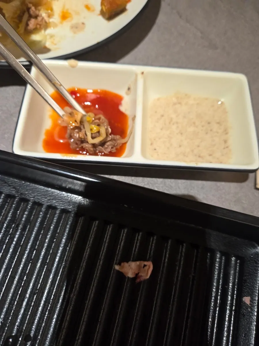 반반 냄비에 채소와 사리를 넣고 끓이는 샤브샤브