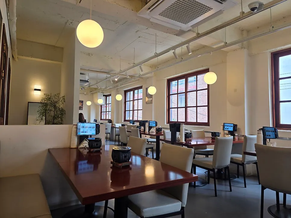 Tidy table area at Izawa Sharosugil Branch