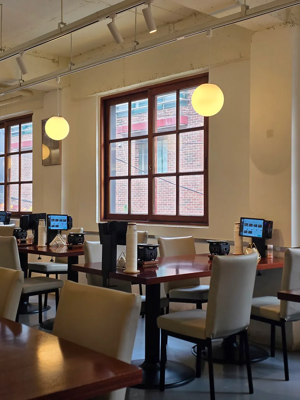 Cozy dining seats at Izawa Sharosugil Branch
