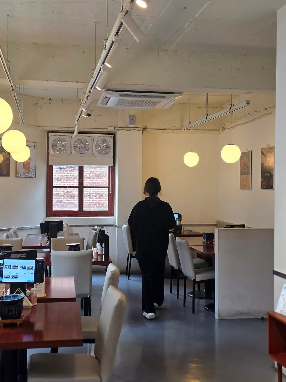 Tidy restaurant atmosphere at Izawa Sharosugil Branch