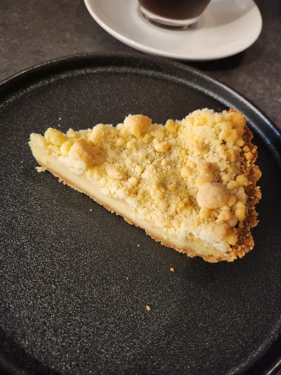 Crumble pie and coffee