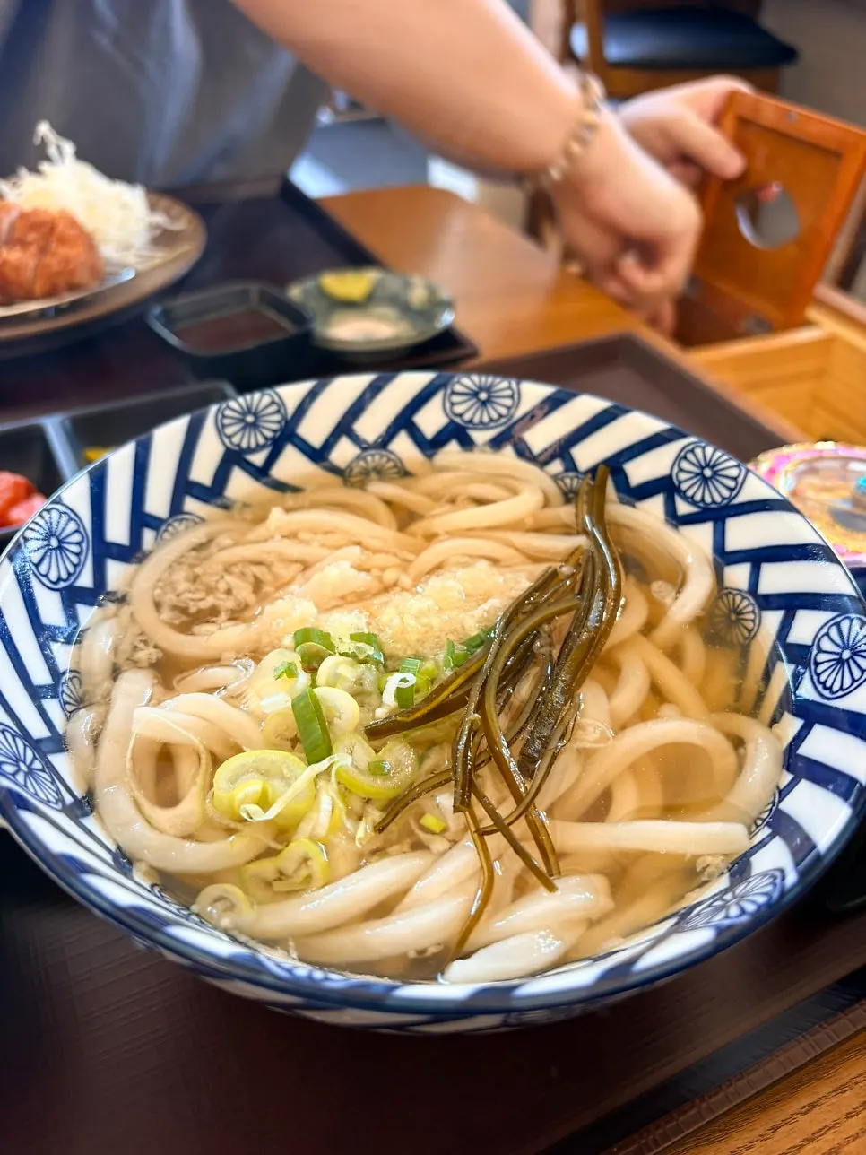 Kake udon eaten with a child