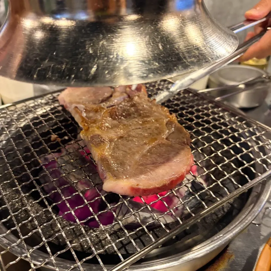 숯불에 올린 커다란 소금구이 고기 덩이