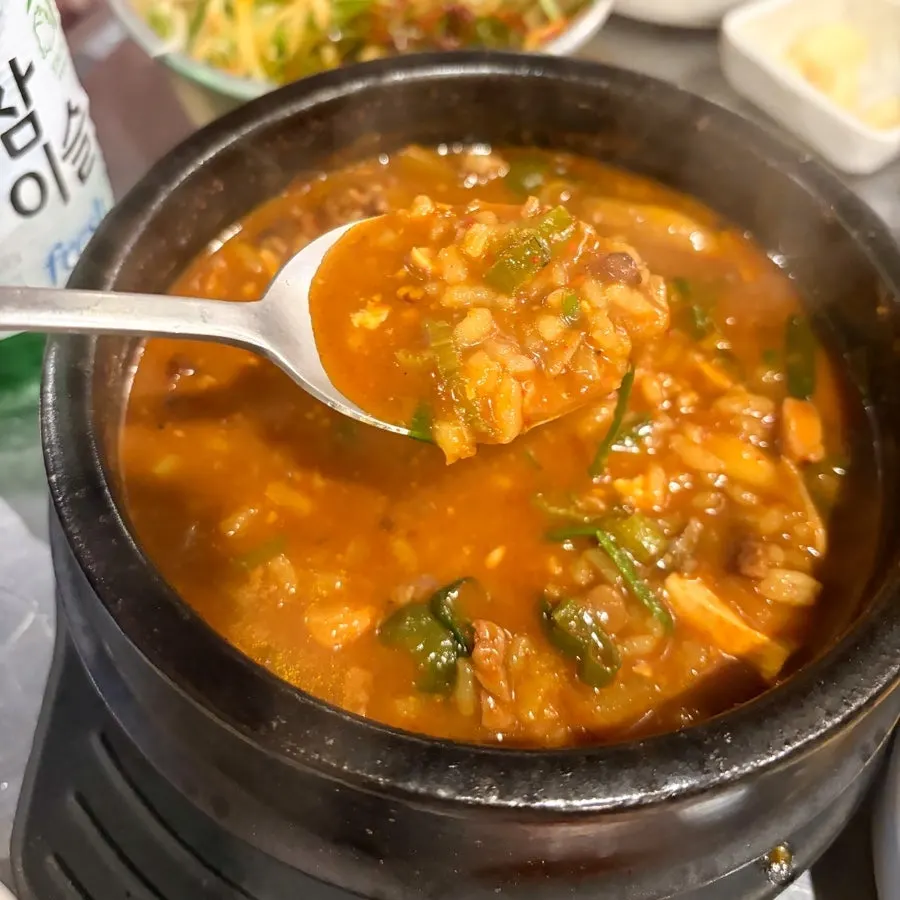 부드럽게 구워진 저온숙성육 한 점