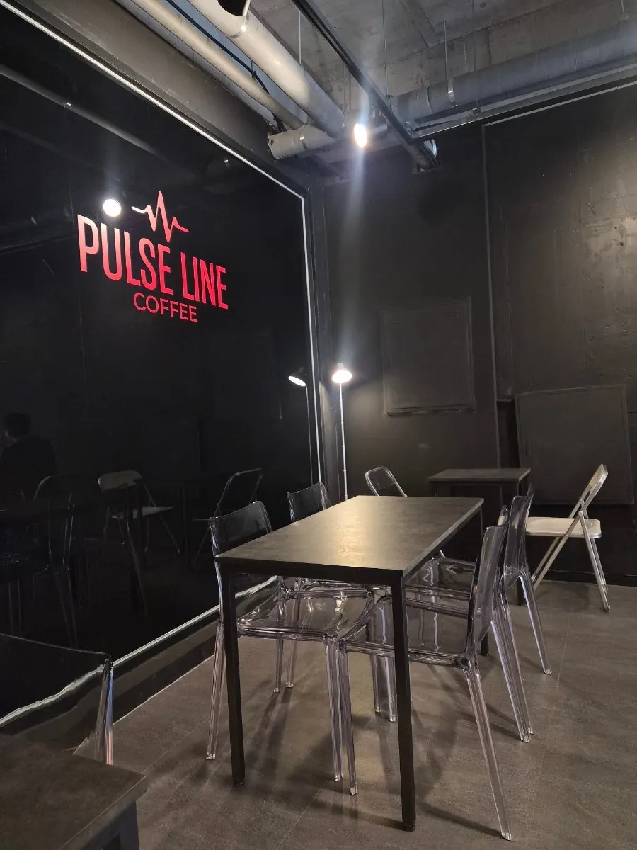 주문을 마친 펄스라인커피 매장 내부