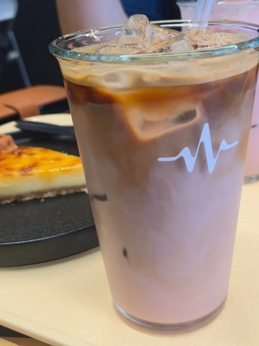 트레이에 담겨 나온 음료와 브륄레파이
