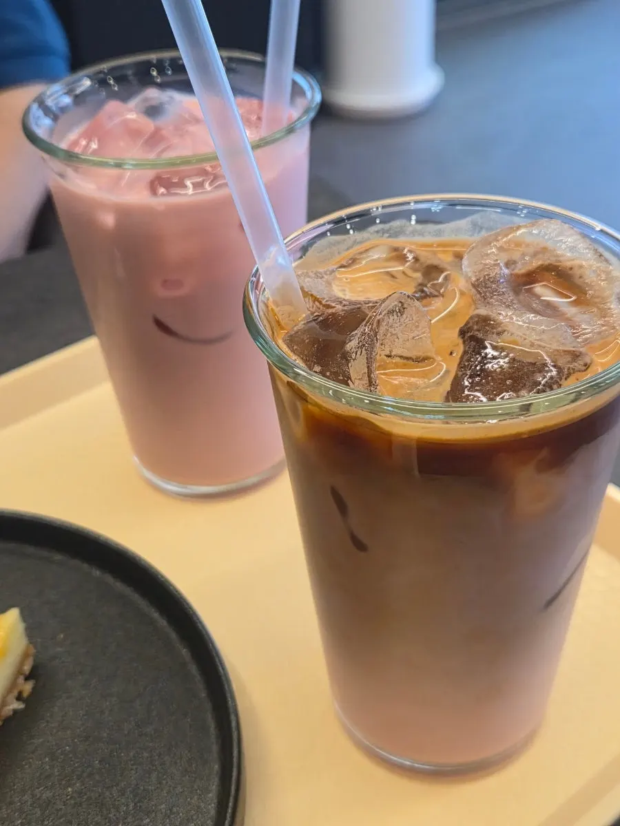레드비트로 분홍빛을 낸 펄스널라떼