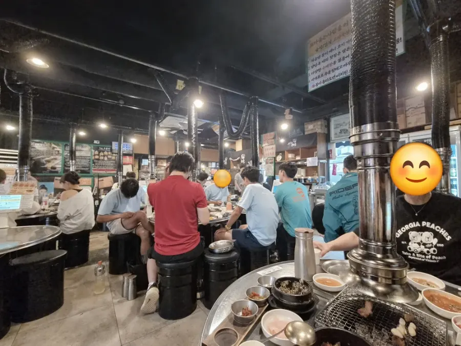 매장 안쪽 테이블 좌석 공간