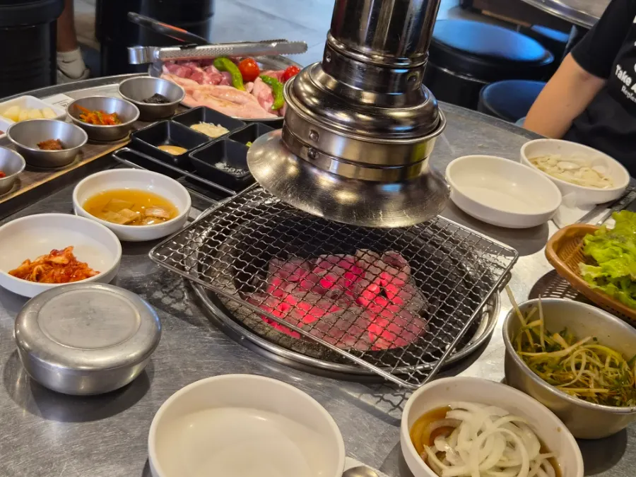 숯불 화로가 놓인 테이블 자리