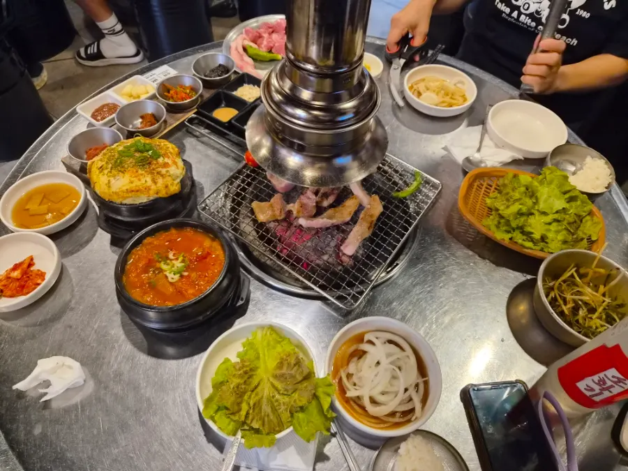 벽면에 붙은 가게 스토리 안내문