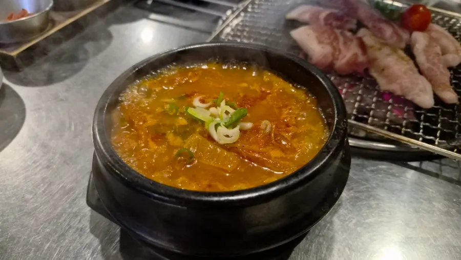 가게 연혁이 적힌 안내 패널