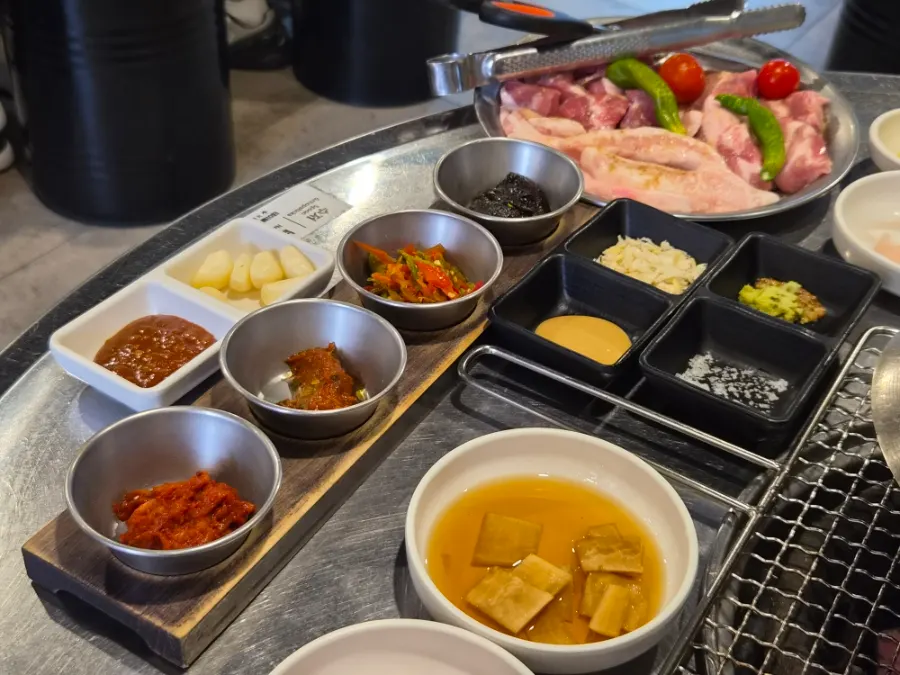 커플 세트와 함께 차려진 한상
